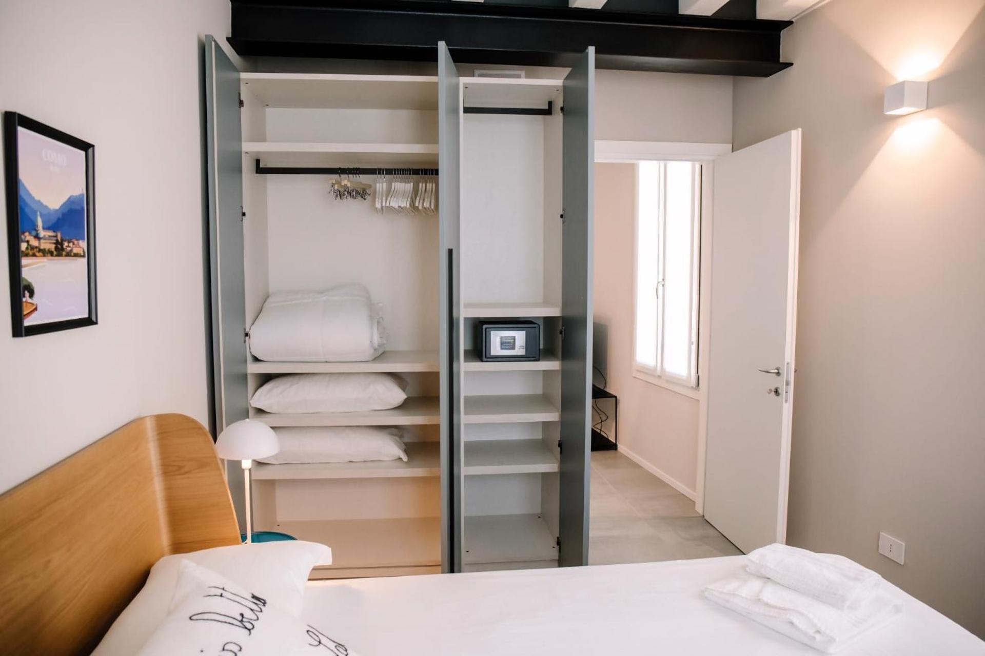 Elegant Beige Apartment - 5 Minutes From The Lake Como Exteriör bild