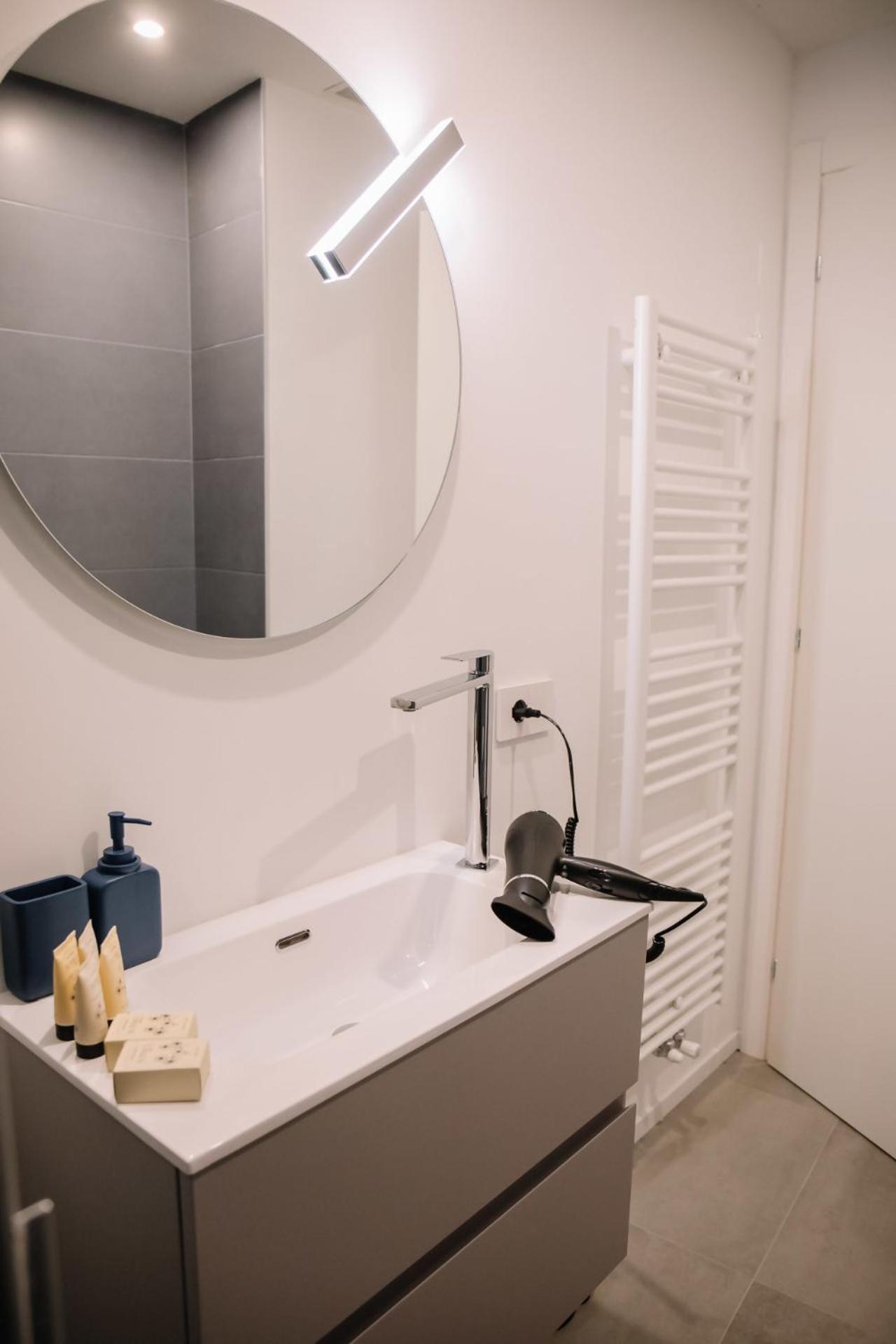 Elegant Beige Apartment - 5 Minutes From The Lake Como Exteriör bild